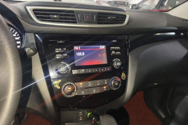 Used Nissan Qashqai 2016 2.0L CVT Elite Edition Audio And AC Panel