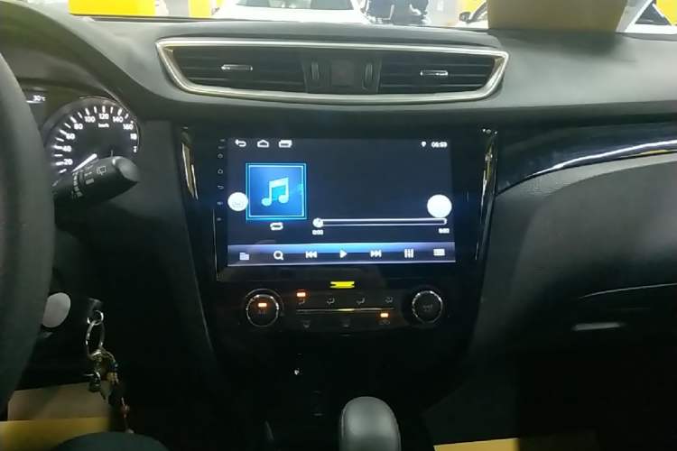 Used Nissan Qashqai 2016 2.0L CVT Elite Edition Audio And AC Panel