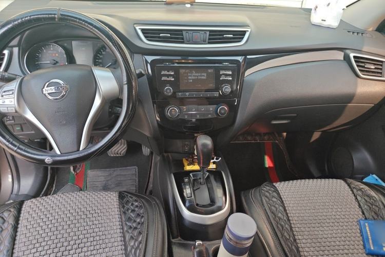 Used Nissan Qashqai 2016 2.0L CVT Elite Edition Center Console