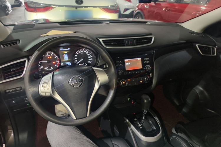 Used Nissan Qashqai 2016 2.0L CVT Elite Edition Center Console