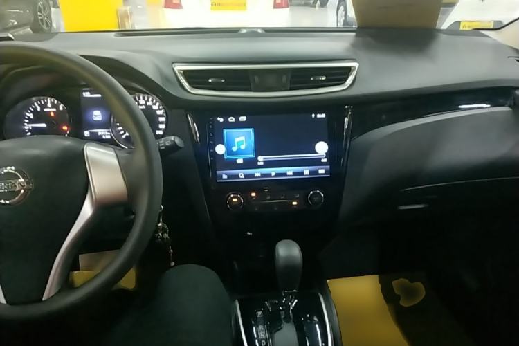 Used Nissan Qashqai 2016 2.0L CVT Elite Edition Center Console