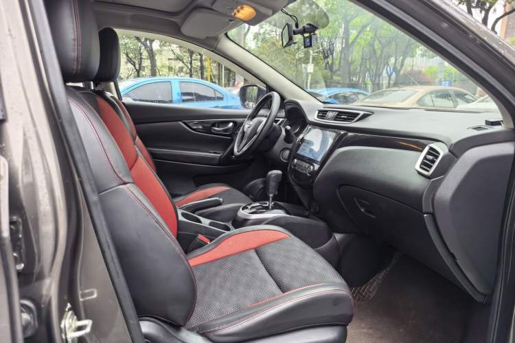 Used Nissan Qashqai 2016 2.0L CVT Luxury Edition Interior 4