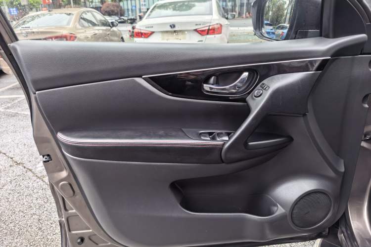 Used Nissan Qashqai 2016 2.0L CVT Luxury Edition Interior 8