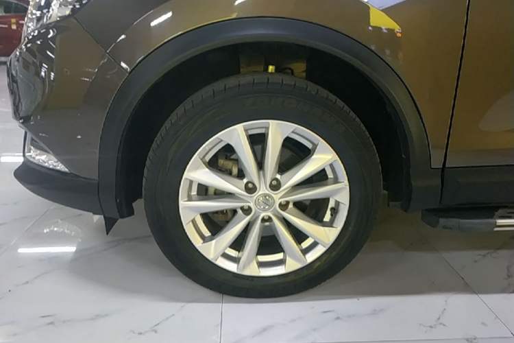 Used Nissan Qashqai 2016 2.0L CVT Elite Edition Left Front Wheel Hub