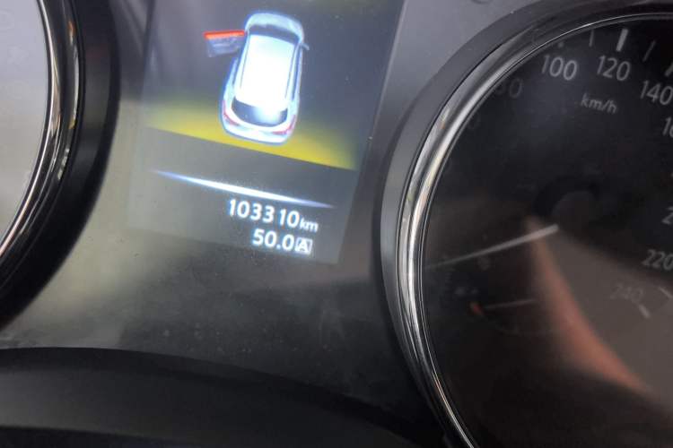 Used Nissan Qashqai 2016 2.0L CVT Luxury Edition Odometer Close Up
