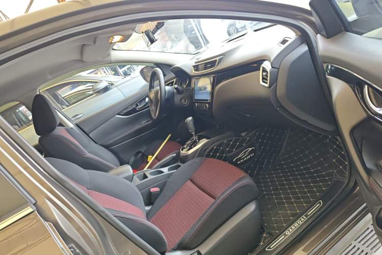 Used Nissan Qashqai 2016 2.0L CVT Elite Edition Right Front Seat