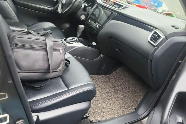 Used Nissan Qashqai 2016 2.0L CVT Elite Edition Right Front Seat