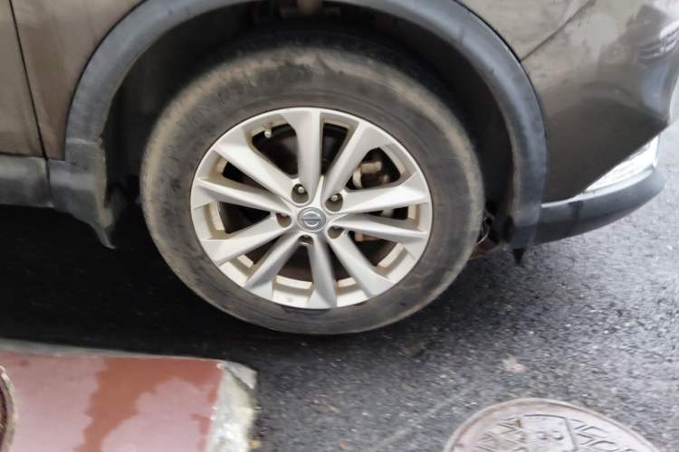 Used Nissan Qashqai 2016 2.0L CVT Elite Edition Right Front Wheel Hub