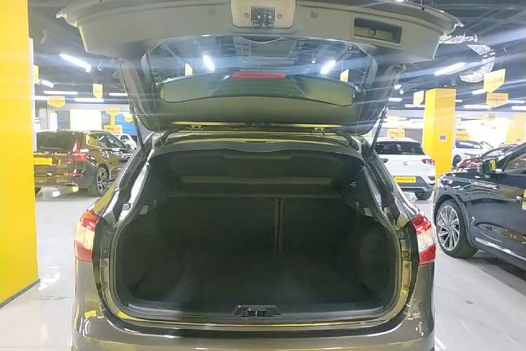 Used Nissan Qashqai 2016 2.0L CVT Elite Edition Trunk