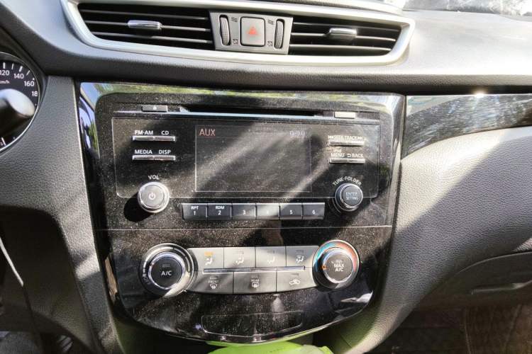 Used Nissan Qashqai 2016 2.0L CVT Elite Edition Audio And AC Panel