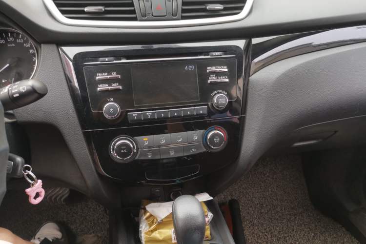 Used Nissan Qashqai 2016 2.0L CVT Elite Edition Audio And AC Panel