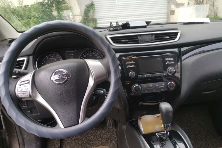 Used Nissan Qashqai 2016 2.0L CVT Elite Edition Center Console