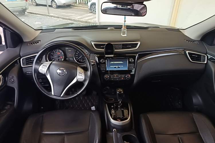 Used Nissan Qashqai 2016 2.0L CVT Deluxe Edition Center Console
