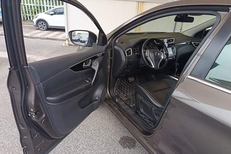 Used Nissan Qashqai 2016 2.0L CVT Deluxe Edition Driver Seat