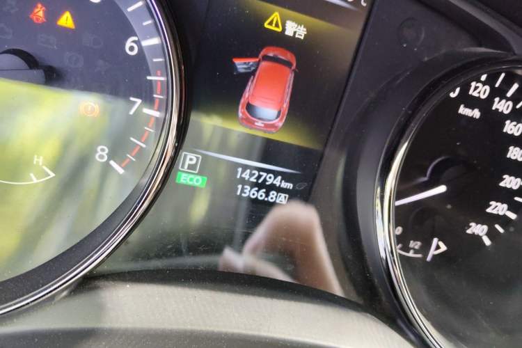 Used Nissan Qashqai 2016 2.0L CVT Elite Edition Odometer Close Up