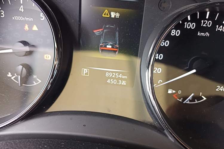 Used Nissan Qashqai 2016 2.0L CVT Deluxe Edition Odometer Close Up