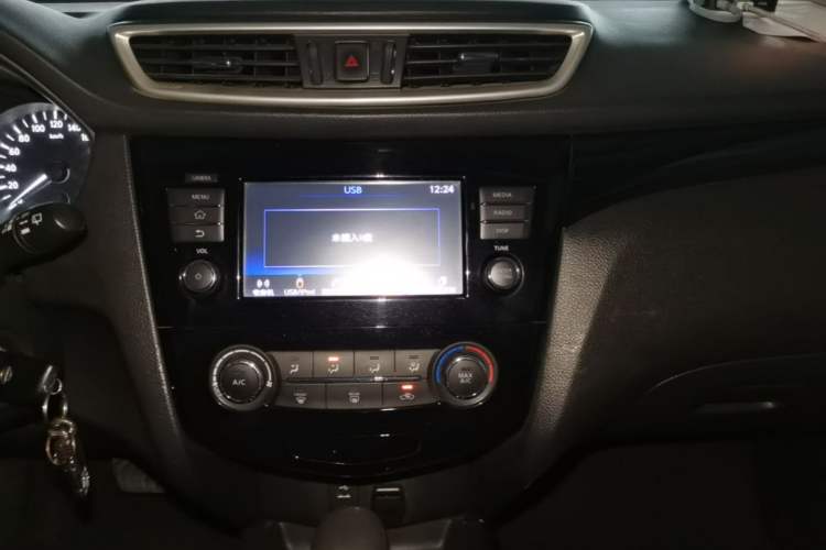 Used Nissan Qashqai 2016 2.0L CVT Elite Edition Audio And AC Panel
