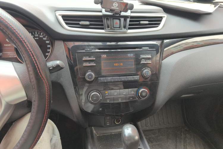 Used Nissan Qashqai 2016 2.0L CVT Elite Edition Audio And AC Panel