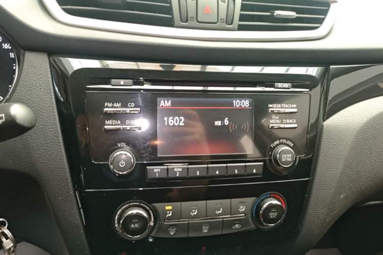 Used Nissan Qashqai 2016 2.0L CVT Elite Edition Audio And AC Panel