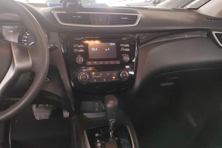Used Nissan Qashqai 2016 2.0L CVT Elite Edition Audio And AC Panel