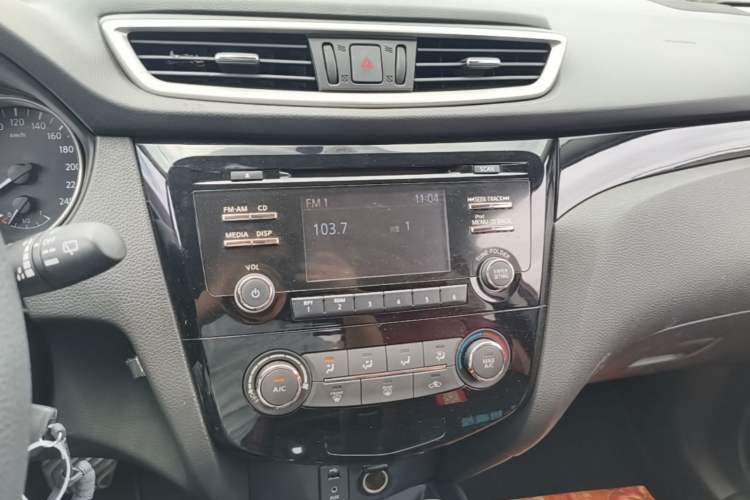 Used Nissan Qashqai 2016 2.0L CVT Elite Edition Audio And AC Panel