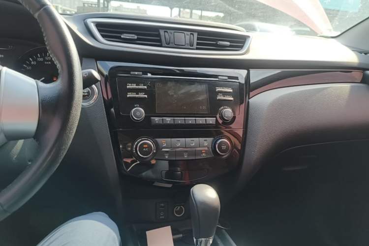 Used Nissan Qashqai 2016 2.0L CVT Luxury Edition Audio And AC Panel