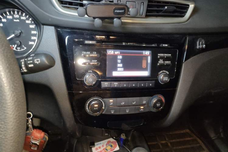 Used Nissan Qashqai 2016 2.0L CVT Elite Edition Audio And AC Panel