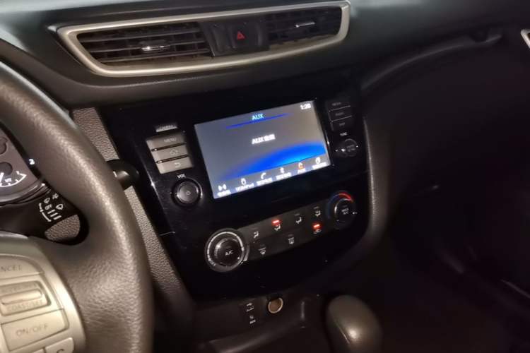 Used Nissan Qashqai 2016 2.0L CVT Elite Edition Audio And AC Panel