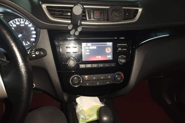 Used Nissan Qashqai 2016 2.0L CVT Elite Edition Audio And AC Panel