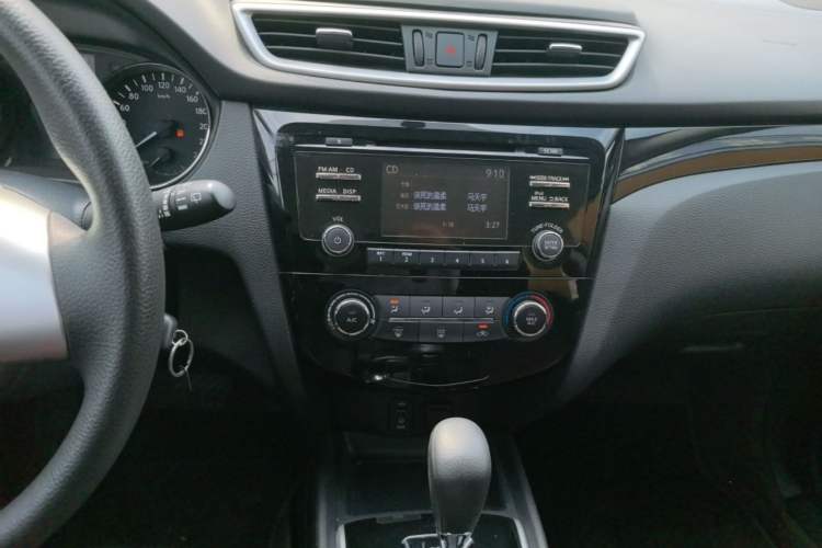 Used Nissan Qashqai 2016 2.0L CVT Elite Edition Audio And AC Panel