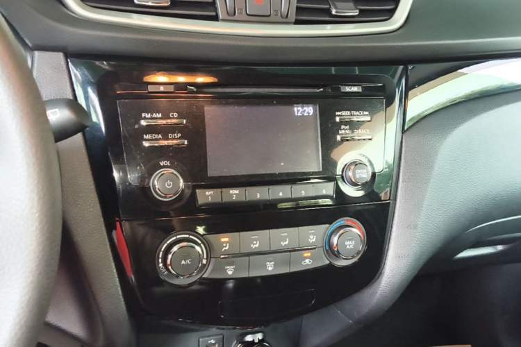 Used Nissan Qashqai 2016 2.0L CVT Elite Edition Audio And AC Panel