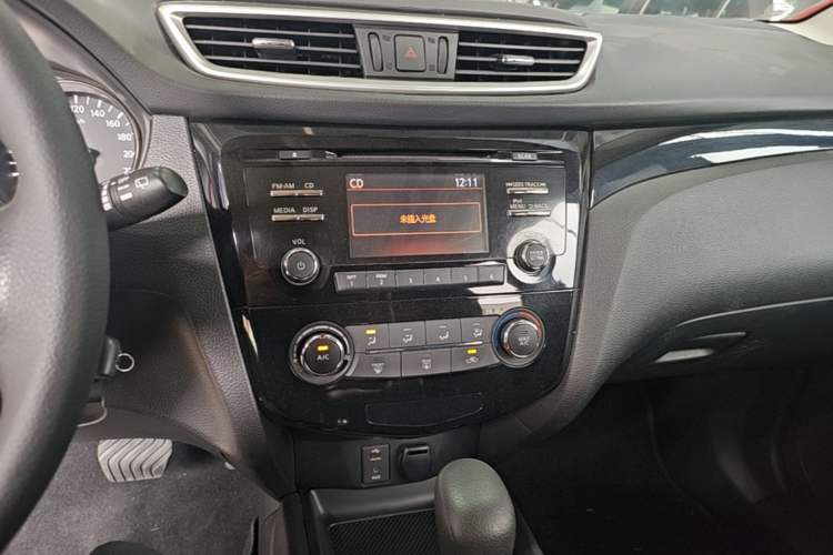Used Nissan Qashqai 2016 2.0L CVT Elite Edition Audio And AC Panel