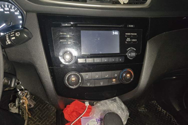 Used Nissan Qashqai 2016 2.0L CVT Elite Edition Audio And AC Panel