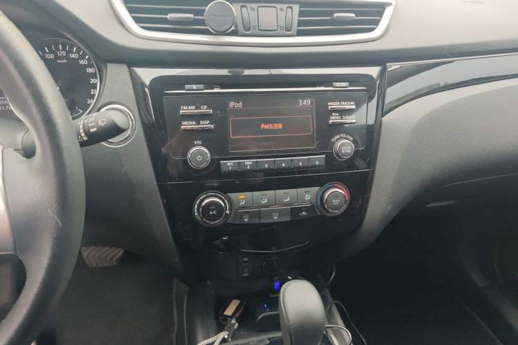 Used Nissan Qashqai 2016 2.0L CVT Luxury Edition Audio And AC Panel