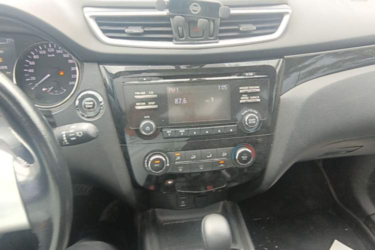 Used Nissan Qashqai 2016 2.0L CVT Luxury Edition Audio And AC Panel