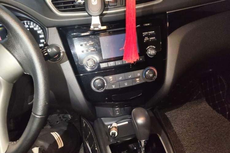 Used Nissan Qashqai 2016 2.0L CVT Luxury Edition Audio And AC Panel