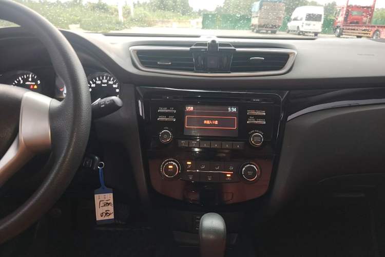 Used Nissan Qashqai 2016 2.0L CVT Elite Edition Audio And AC Panel