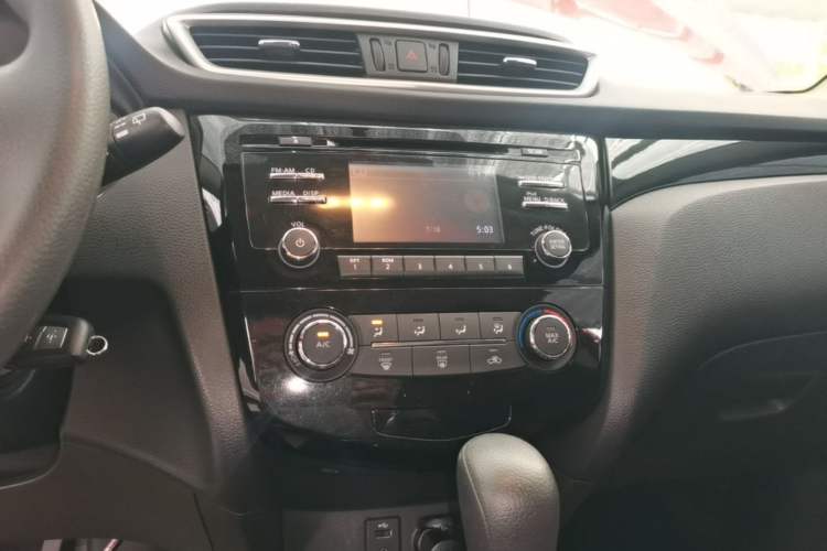 Used Nissan Qashqai 2016 2.0L CVT Elite Edition Audio And AC Panel
