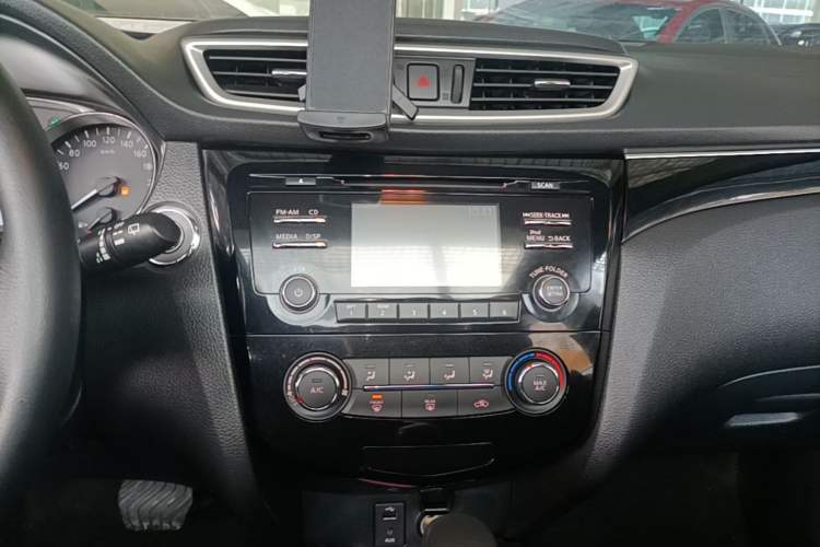 Used Nissan Qashqai 2016 2.0L CVT Luxury Edition Audio And AC Panel