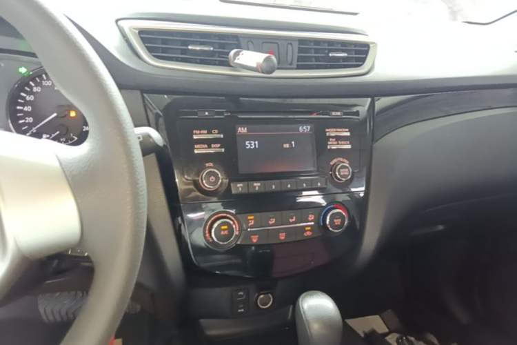 Used Nissan Qashqai 2016 2.0L CVT Elite Edition Audio And AC Panel