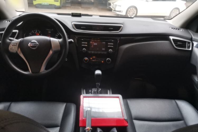 Used Nissan Qashqai 2016 2.0L CVT Elite Edition Center Console