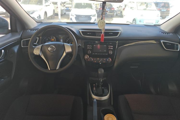 Used Nissan Qashqai 2016 2.0L CVT Elite Edition Center Console