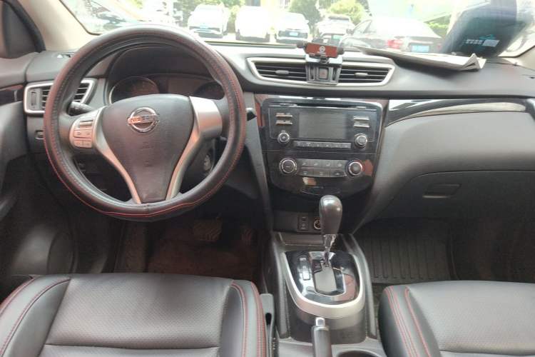 Used Nissan Qashqai 2016 2.0L CVT Elite Edition Center Console