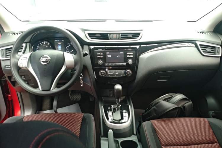 Used Nissan Qashqai 2016 2.0L CVT Elite Edition Center Console