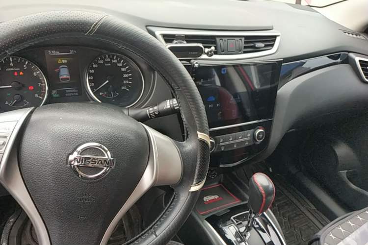 Used Nissan Qashqai 2016 2.0L CVT Leading Edition Center Console