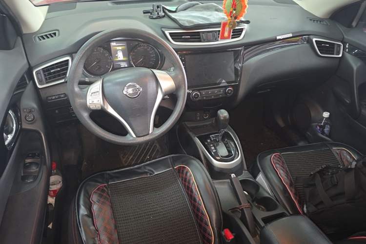 Used Nissan Qashqai 2016 2.0L CVT Elite Edition Center Console