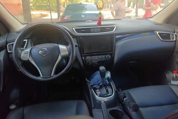 Used Nissan Qashqai 2016 2.0L CVT Elite Edition Center Console