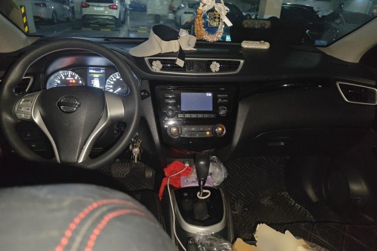 Used Nissan Qashqai 2016 2.0L CVT Elite Edition Center Console