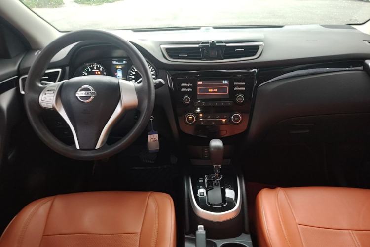 Used Nissan Qashqai 2016 2.0L CVT Elite Edition Center Console
