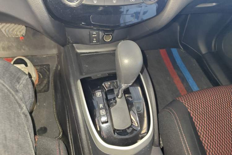 Used Nissan Qashqai 2016 2.0L CVT Elite Edition Gear Lever